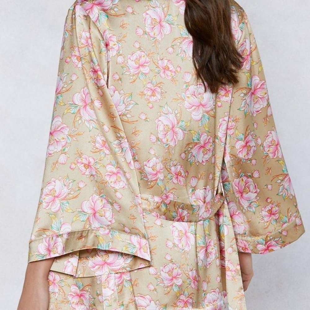 🌺HP!🌺 NWT Nasty Gal "It Stems From You" Gold Floral Kimono/Robe - US 8/Medium - Picture 2 of 7